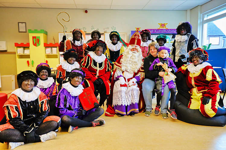 Aankomst van de Sint en zijn Zwarte Pieten in Waarder_111